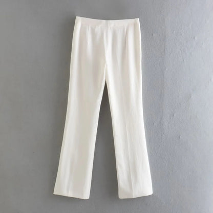 Weiße Damenhose, gerade geschnitten, elegant, aus Baumwolle, ideal für Büro oder Freizeit.