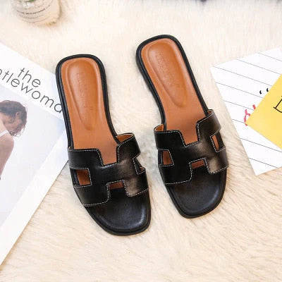 Schwarze Leder-Sandalen für Damen, flach, modisch, bequem, ideal für Sommer.