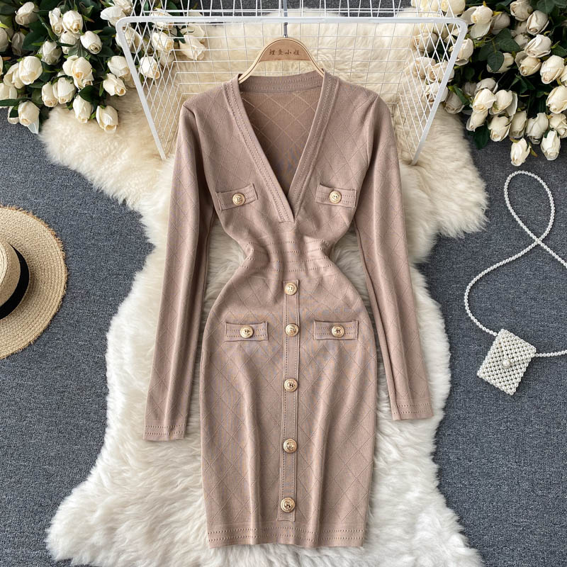 Beiges Strickkleid mit Knopfleiste, V-Ausschnitt und Taschen, elegant und figurbetont.