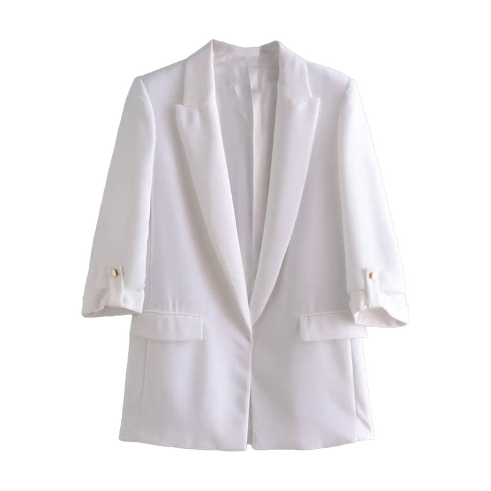Weiße Damenblazer, eleganter Schnitt, 3/4-Ärmel, Knopfdetails, Businessmode.