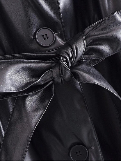 Schwarzer Ledermantel mit Gürtel, glänzend, Knöpfe, Damenmode, stilvoll, elegant.
