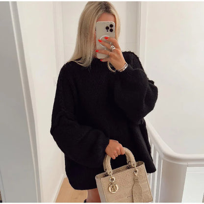 Frau in schwarzem Oversize-Pullover mit beiger Designer-Handtasche, Selfie im Spiegel.