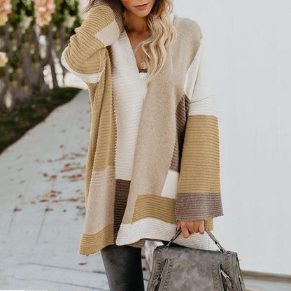 Frau in beige-weißem Strickcardigan mit Tasche, Herbstmode, lässiger Stil.