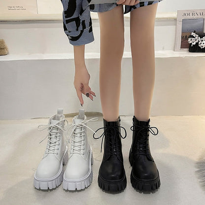 Damenstiefel schwarz und weiß, Schnürung, klobige Sohle, modisch, lässig, Herbstmode.