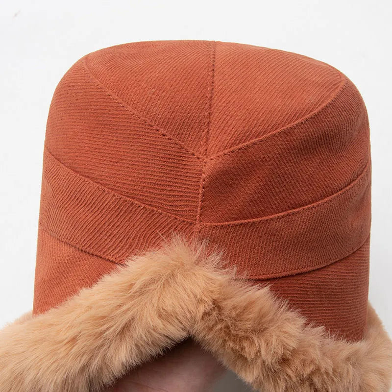 Brauner Cordhut mit Kunstfellbesatz, Wintermode, warm, stilvoll, Damenaccessoire.