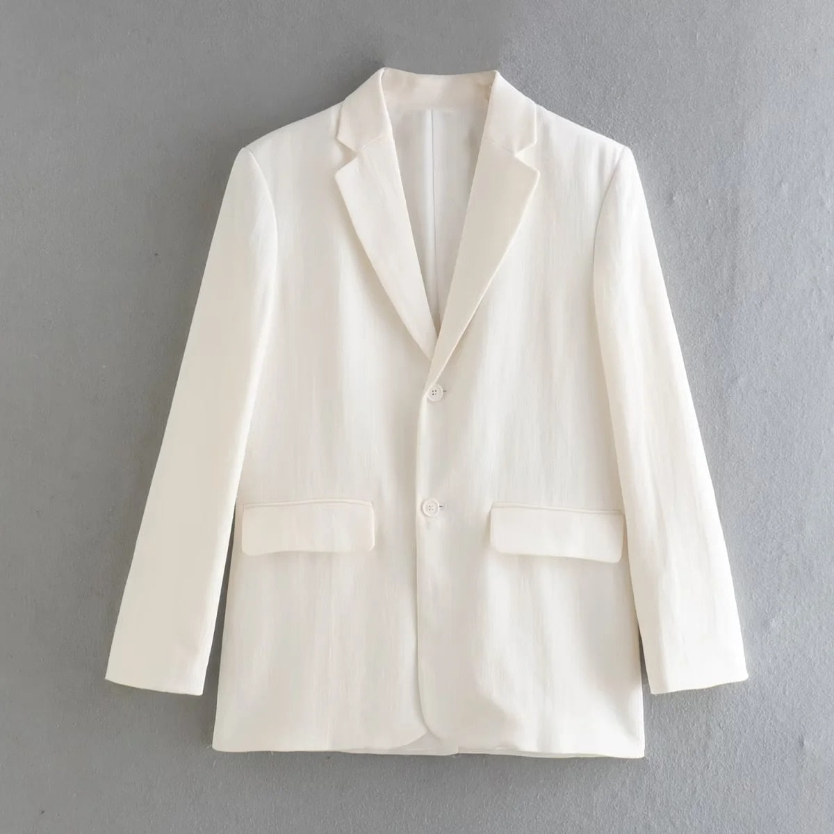 Weißer Herrenblazer, Leinen, klassischer Schnitt, elegantes Design, formelle Kleidung.