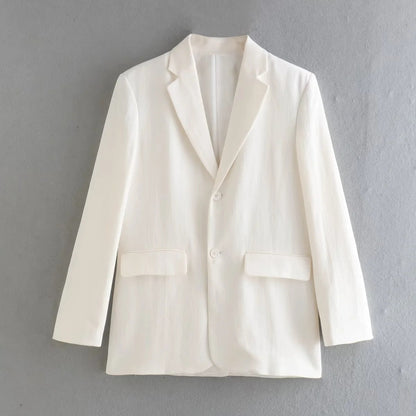 Weißer Herrenblazer, Leinen, klassischer Schnitt, elegantes Design, formelle Kleidung.