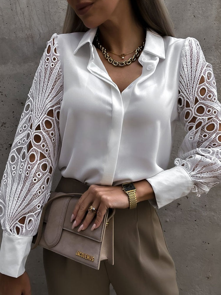 Weiße Bluse mit Spitzenärmeln, goldene Halskette, beige Tasche, elegante Damenmode.