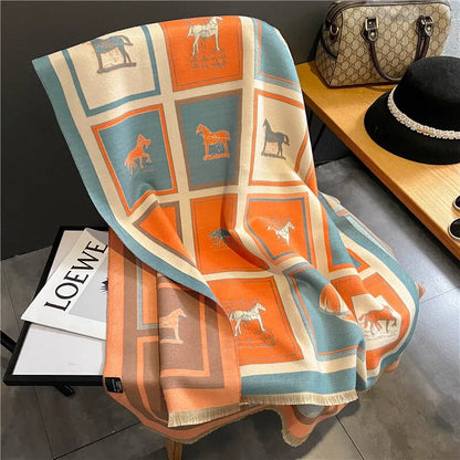 Orange-blaues Pferde-Muster-Wollschal auf Tisch, modisches Accessoire, Herbst-Winter-Schal.