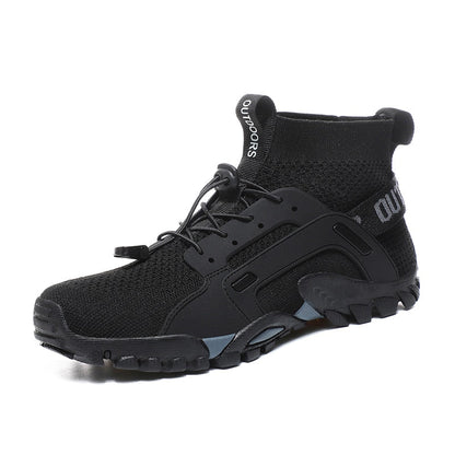 Schwarzer Outdoor-Sneaker, atmungsaktiv, rutschfest, ideal für Wandern und Sport.