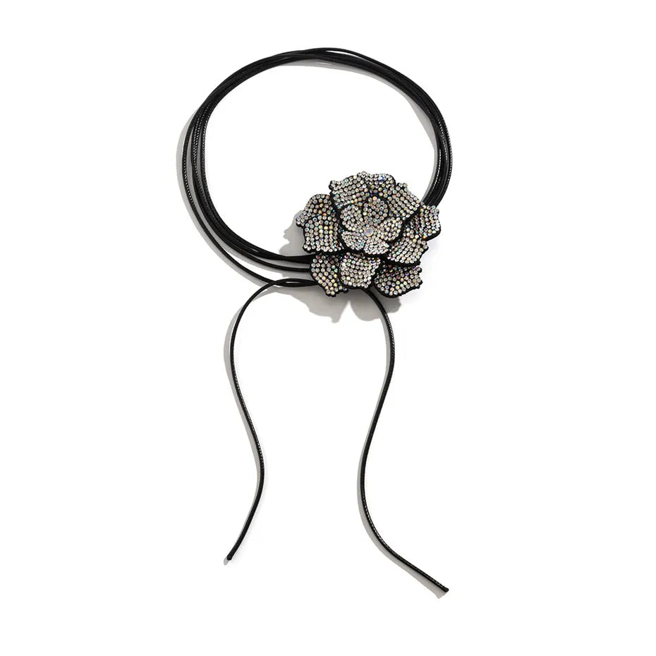 Schwarzes Lederhalsband mit Strassblume, elegantes Schmuckaccessoire für Damen.