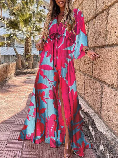 Frau im langen, floralen Maxikleid in Blau und Rot, Sommermode, Strandkleid, lässiger Stil.