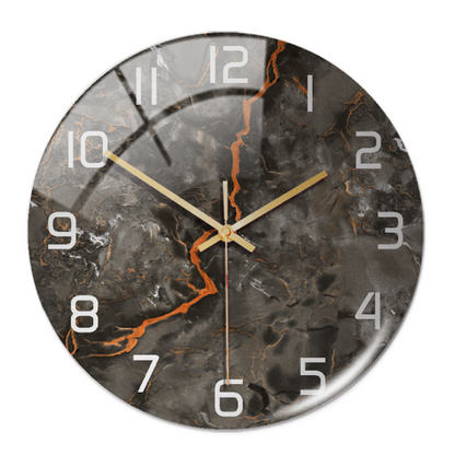 Runde Wanduhr aus Marmoroptik, schwarz-grau mit goldenen Zeigern, modernes Design.