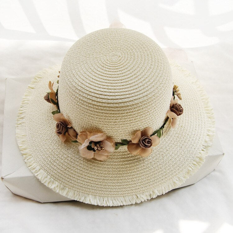 Beiger Damen-Strohhut mit Blumenverzierung, Sommerhut, modisch, elegant, Accessoire.
