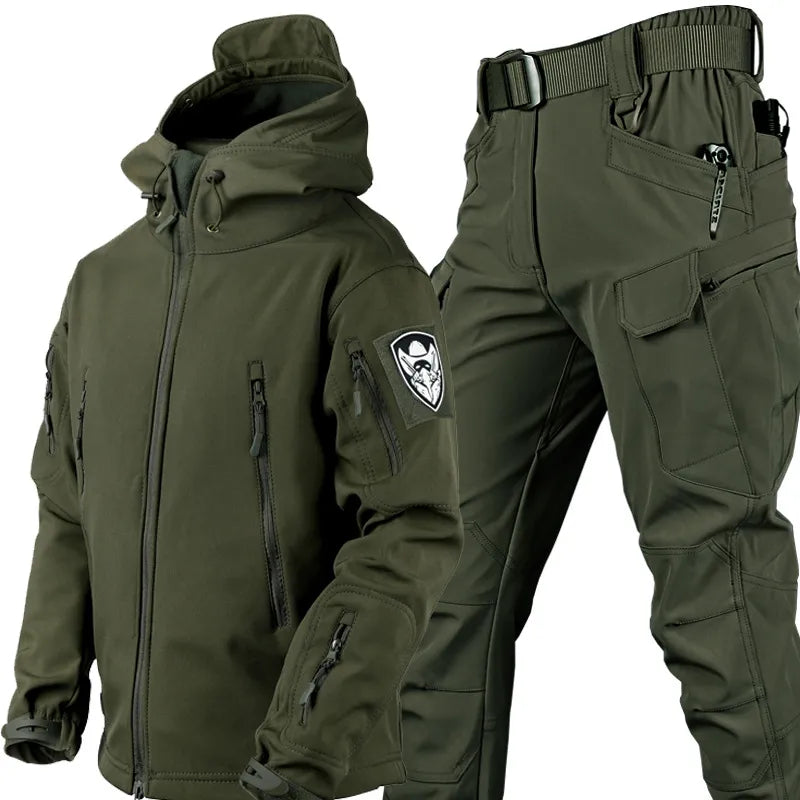 Grüne taktische Outdoor-Jacke und Hose, wasserabweisend, mit mehreren Taschen und Kapuze.