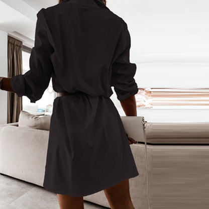 Frau in schwarzem Hemdkleid, modernes Wohnzimmer, elegantes Outfit, Mode, Innenraum.