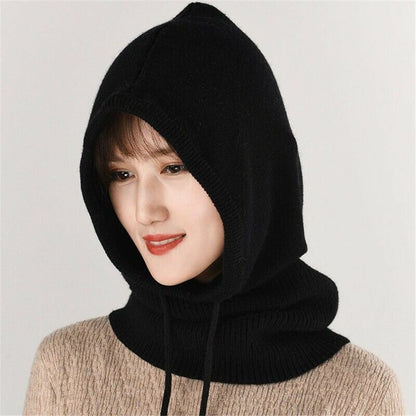 Frau mit schwarzem Strick-Kapuzenpullover, modisch, warm, Winterkleidung, Damenmode.