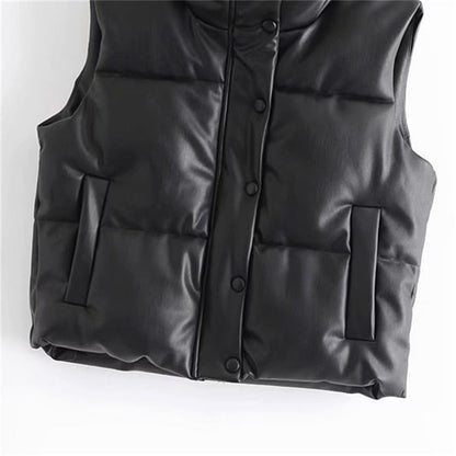 Schwarze gesteppte Weste aus Kunstleder, ärmellos, mit Knopfleiste und Taschen.