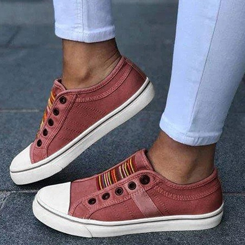 Rote Damen-Sneaker mit weißen Sohlen, gestreiftem Muster, lässig, modisch, bequem.
