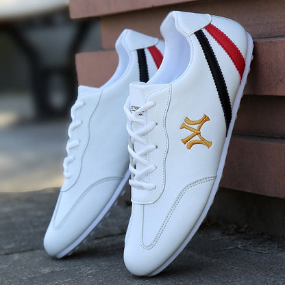 Weiße Sneaker mit roten und schwarzen Streifen, Lederoptik, sportlich, Herrenmode.