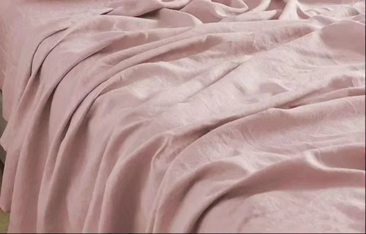 Rosa Leinenbettwäsche, weiches Material, luxuriöses Schlafzimmerdekor, knitterfreies Design.