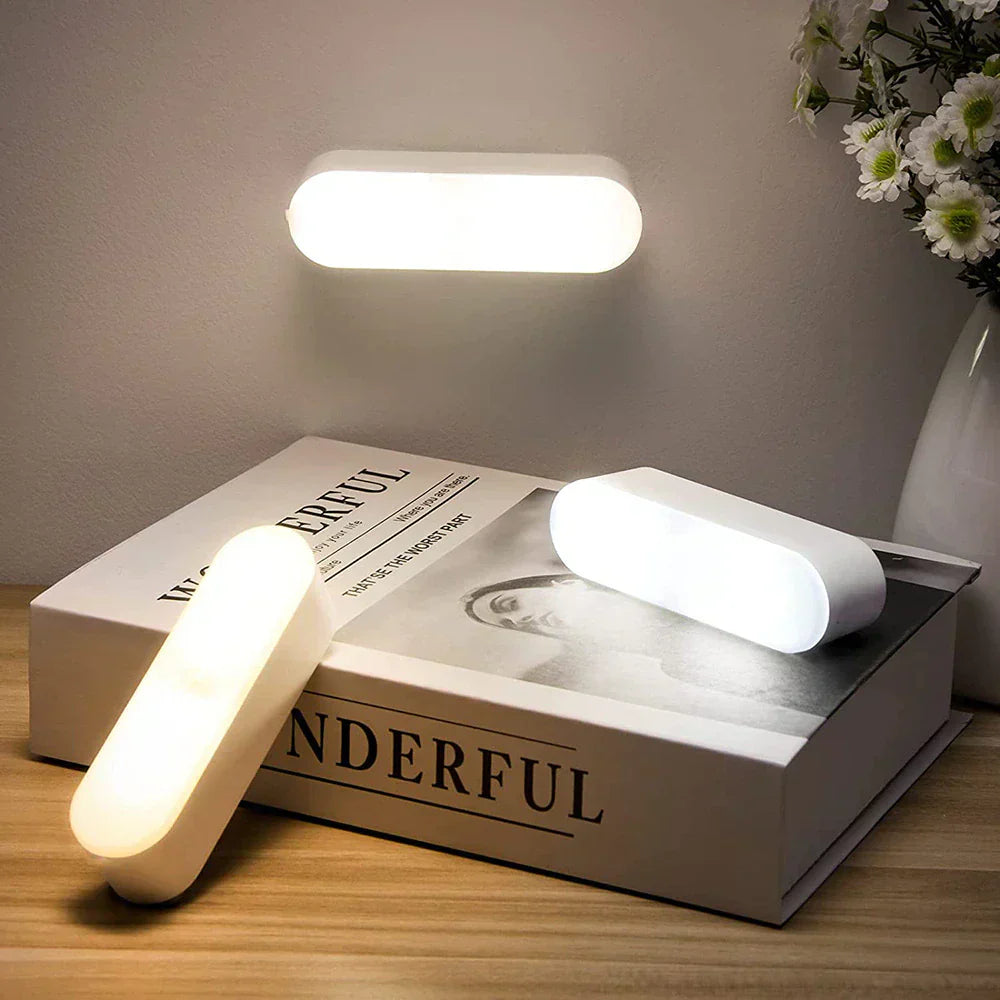 Weiße LED-Nachtlichter auf Buch, modernes Design, energiesparend, für Schlafzimmerbeleuchtung.