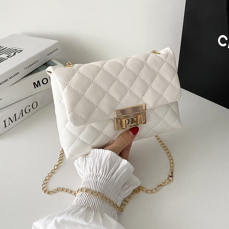 Weiße gesteppte Umhängetasche mit goldener Kette, elegantes Design, Damenmode Accessoire.