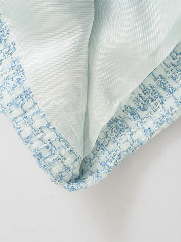 Hellblauer Tweedstoff mit weißem Futter, Textilmaterial, Mode, Stoffstruktur, Nahaufnahme.