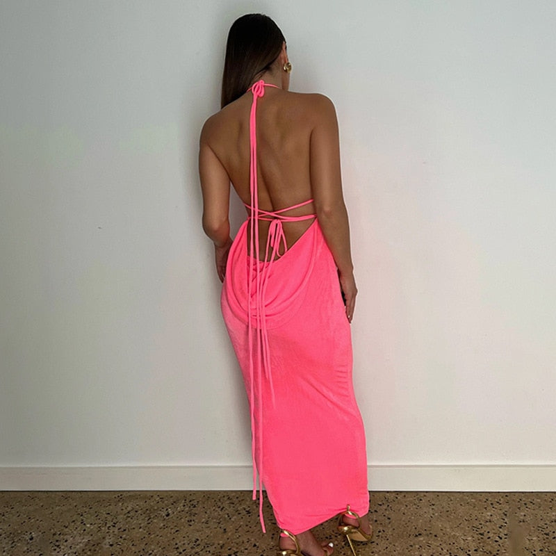 Frau in neonpinkem Rückenfreies Kleid, Sommermode, elegantes Abendkleid, Damenbekleidung.