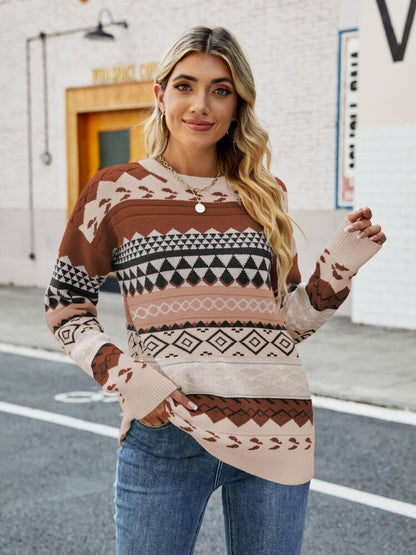 Frau in gemustertem Strickpullover, braun-beige, geometrisches Design, lässige Herbstmode.