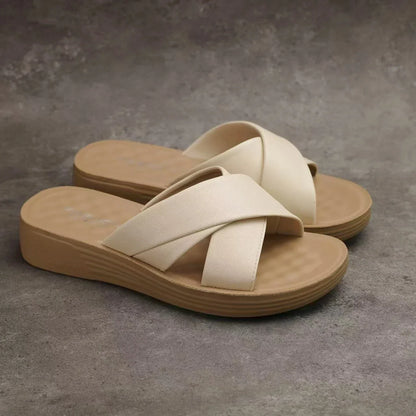 Damer Wedge-Slipper i läderimitation med öppen tåparti – Cassy