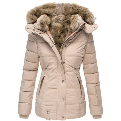 Beige vadderad parka sedd framifrån med öppen främre dragkedja, fuskpälsfoder i huvan, ribbade muddar och fickor med dragkedja. 3