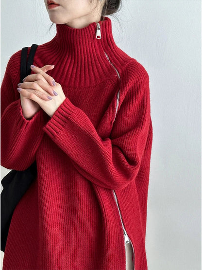 Frau in rotem Rollkragenpullover mit Reißverschluss, Strickmode, Herbst-Winter-Trend.