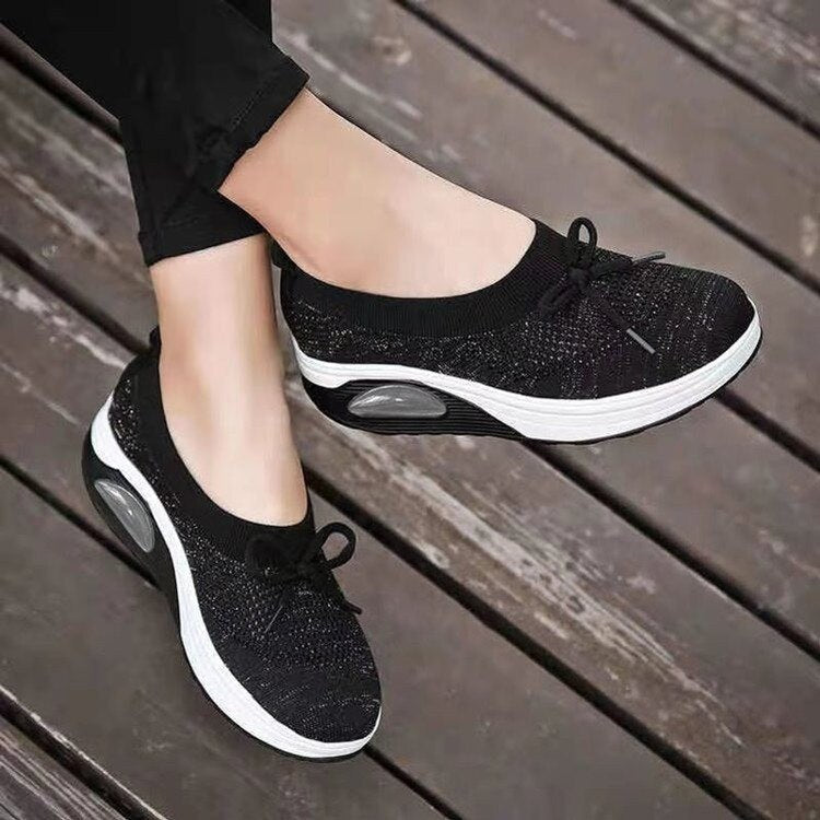 Schwarze Damen-Sneaker mit Keilabsatz, atmungsaktiv, rutschfest, bequem, modisch.