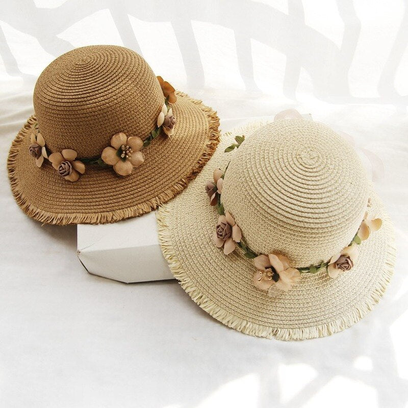 Zwei Strohhüte mit Blumen, beige und braun, Sommermode, Damenaccessoires, Strandhut.