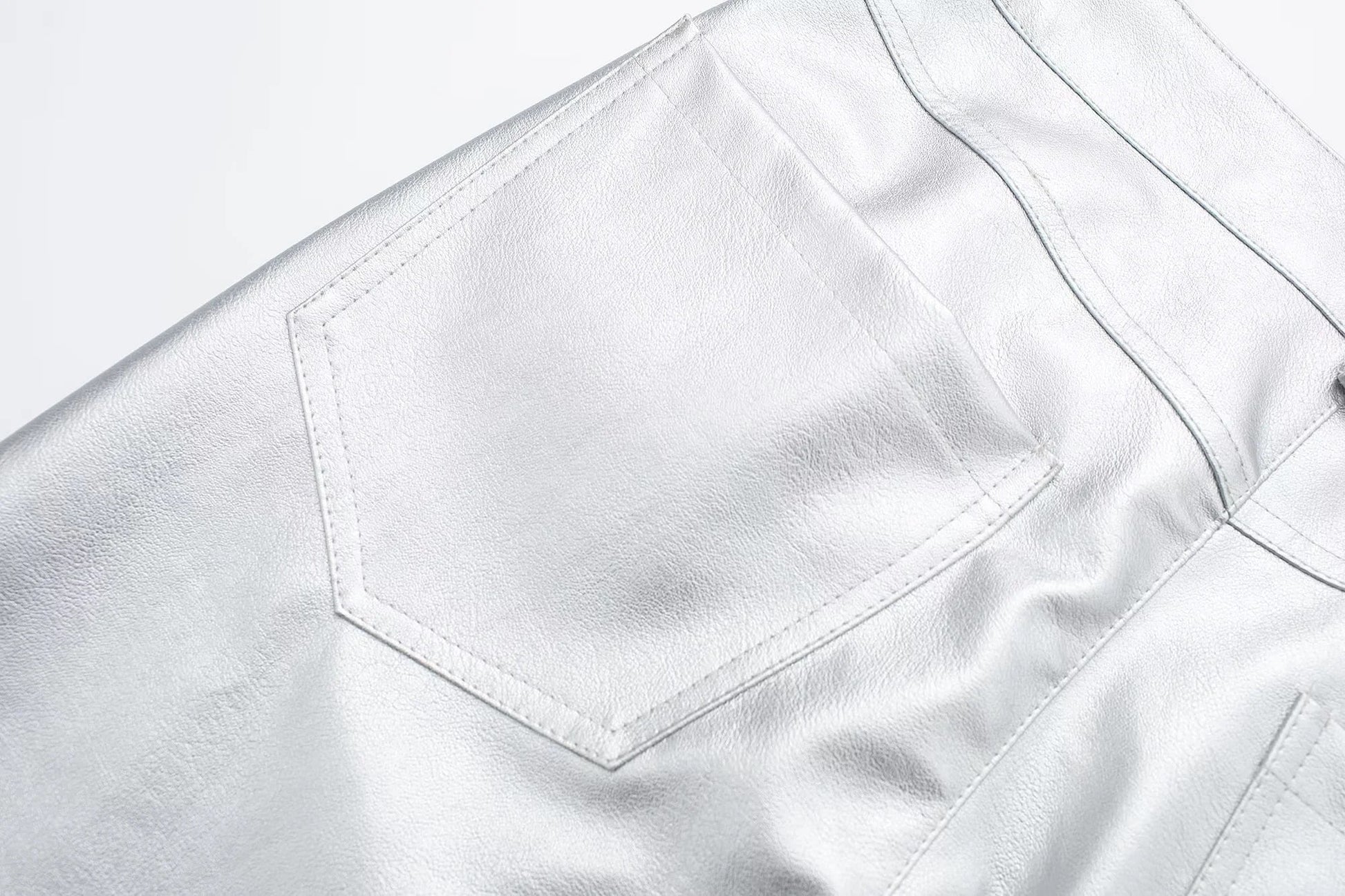 Silberne Lederhose mit Gesäßtasche, modisch, hochwertig, glänzend, stilvoll, Damenbekleidung.