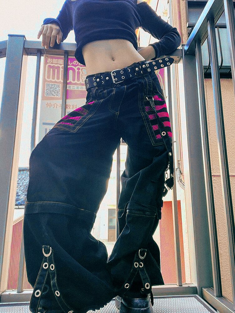 Schwarze Baggy-Hose mit pinken Details und Nietengürtel, Streetwear, Damenmode.