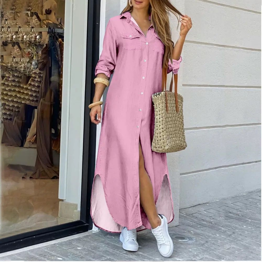 Frau in rosa Hemdkleid, Strohtasche, weiße Sneaker, vor Schaufenster, lässiger Sommerlook.