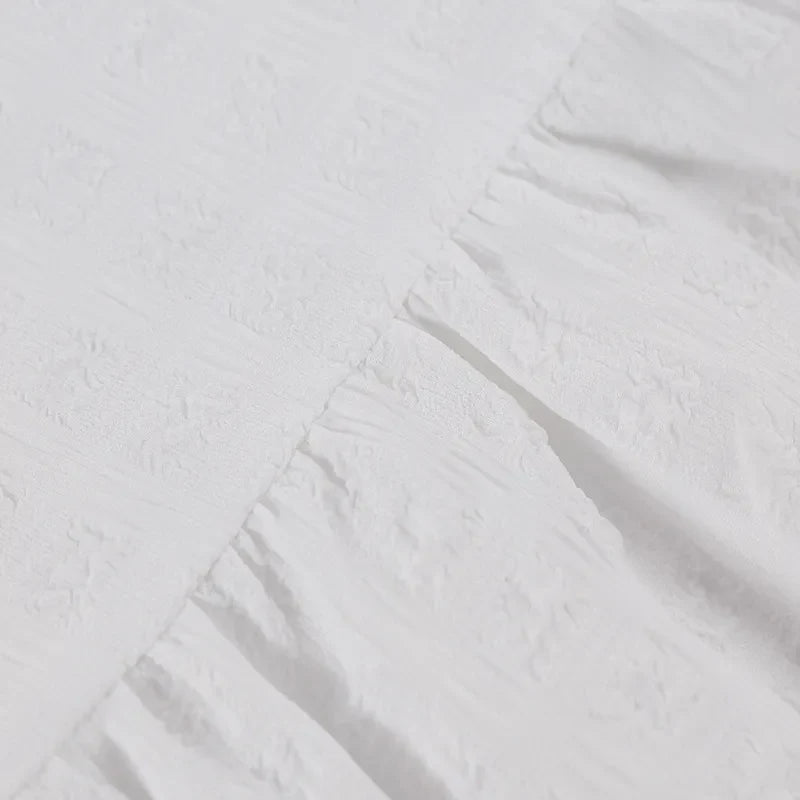 Weiße Baumwollbettwäsche mit geprägtem Muster, luxuriös, weich, atmungsaktiv, Schlafzimmertextilien.