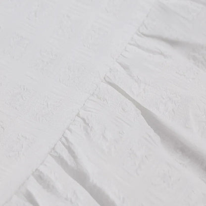 Weiße Baumwollbettwäsche mit geprägtem Muster, luxuriös, weich, atmungsaktiv, Schlafzimmertextilien.