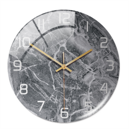 Runde Wanduhr aus grauem Marmor mit goldenen Zeigern und weißen Ziffern, modernes Design.