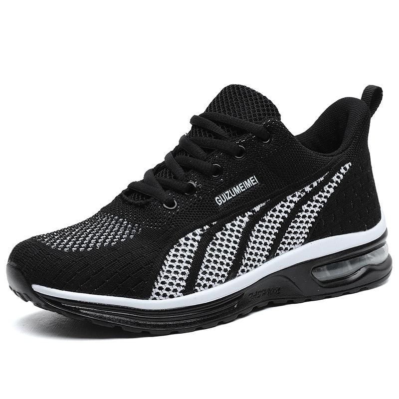 Schwarzer Sportschuh, atmungsaktiv, mit weißem Muster, ideal für Laufen und Fitness.