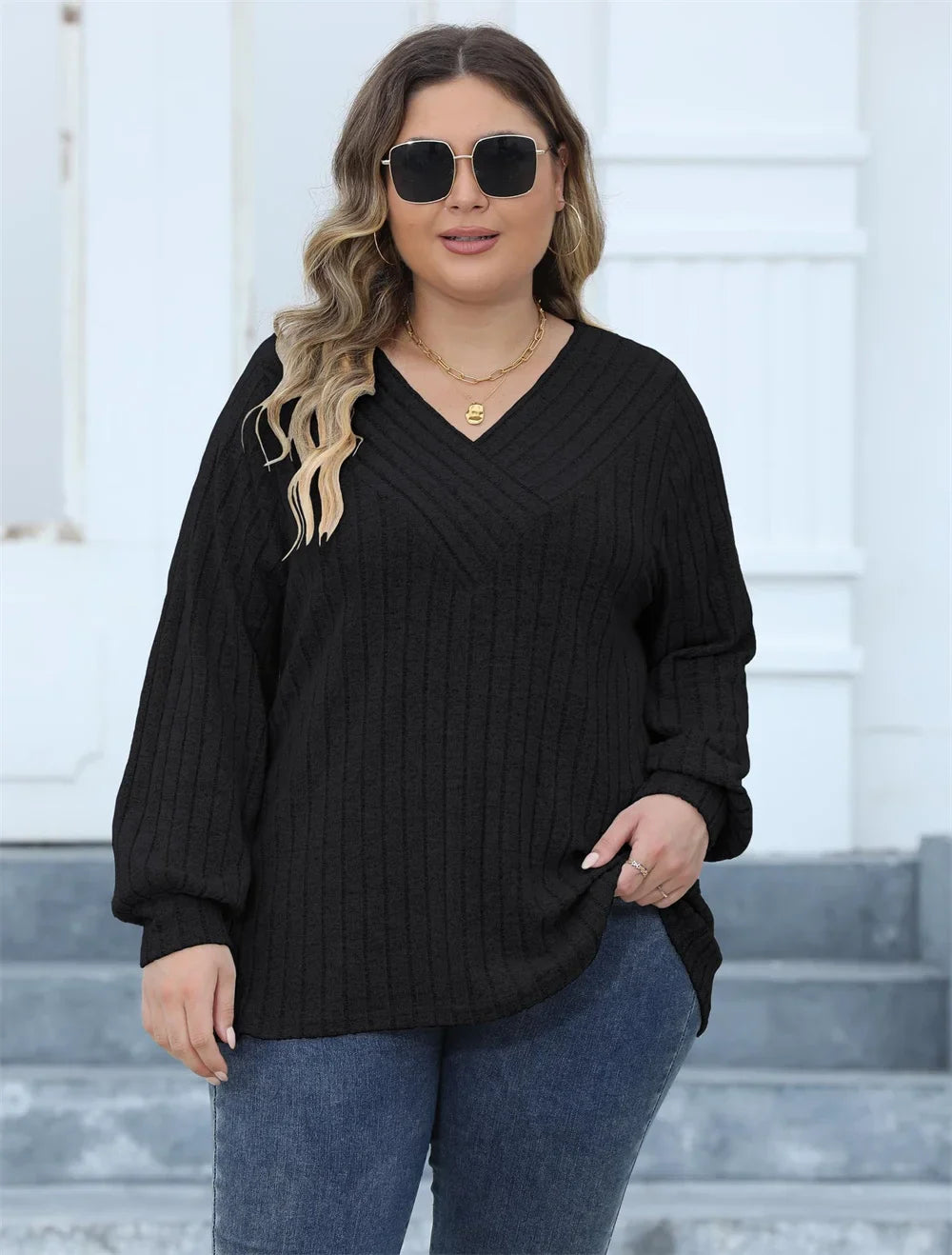 Frau in schwarzem Strickpullover, V-Ausschnitt, Sonnenbrille, lässig, modisch, Herbstmode.