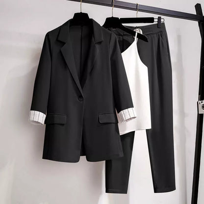 Schwarzer Damenanzug mit Blazer, Hose und weißem Top, elegantes Business-Outfit.