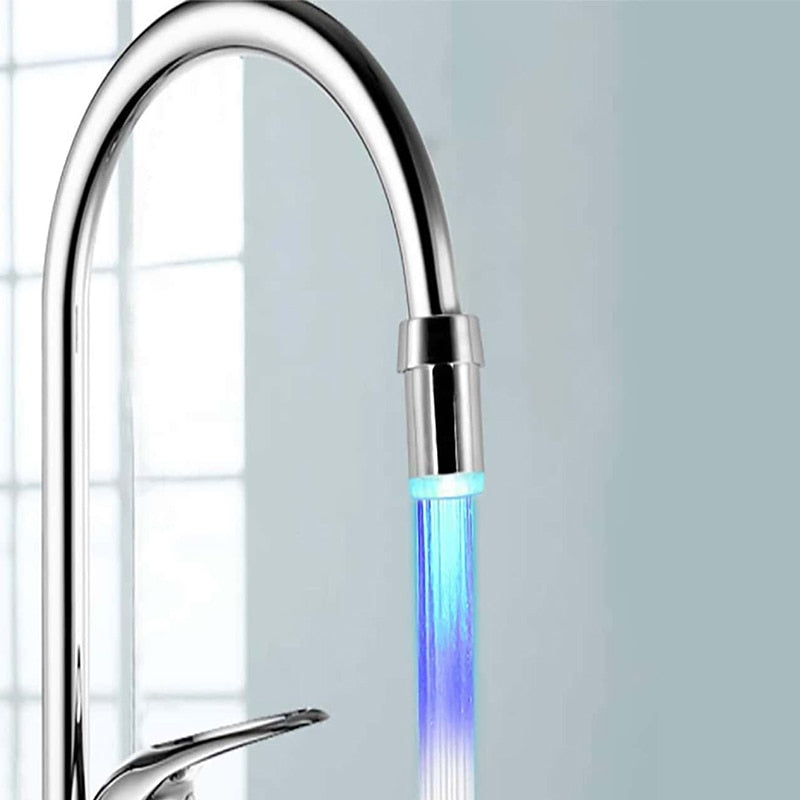Moderne LED-Wasserhahn mit blauem Licht, Edelstahl, Küche, energiesparend, stilvoll.