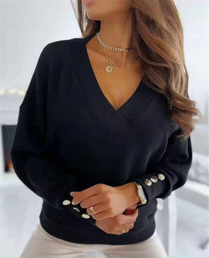 Frau in schwarzem V-Ausschnitt-Pullover mit Knöpfen, modisch, elegant, Damenmode.