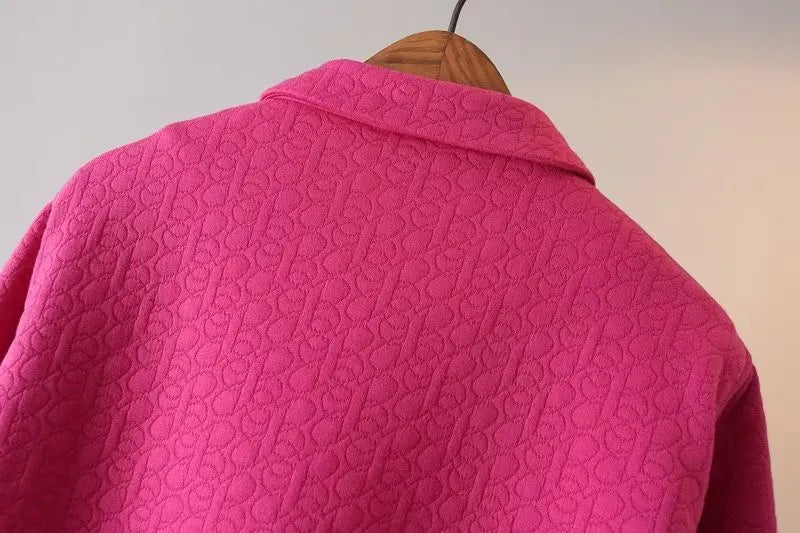 Rosa Damenjacke mit geprägtem Muster, elegantes Design, hochwertige Modebekleidung.