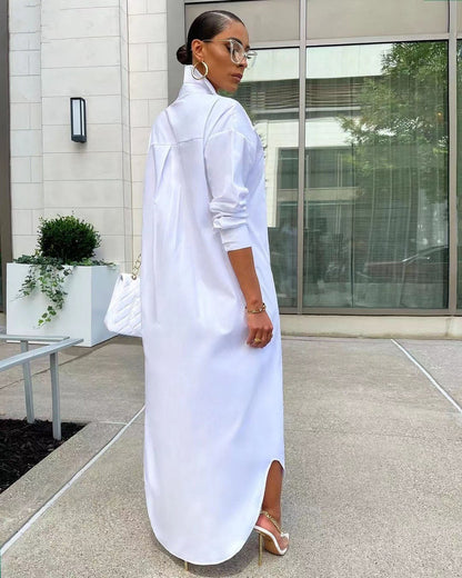Frau in weißem Hemdkleid, elegantes Design, Sommermode, draußen, moderne Brille, hohe Absätze.
