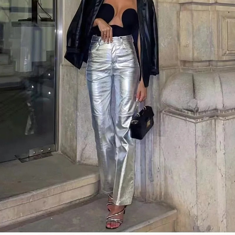 Silberne Lederhose Damen, glänzend, modisch, mit schwarzem Top und Jacke, Abendmode.