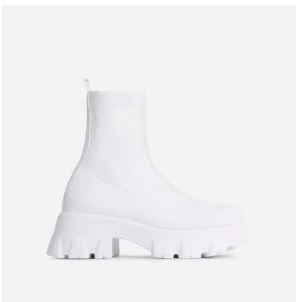 Weiße Damen-Stiefelette, klobige Sohle, modisch, Strickmaterial, Herbst-Winter-Schuhmode.